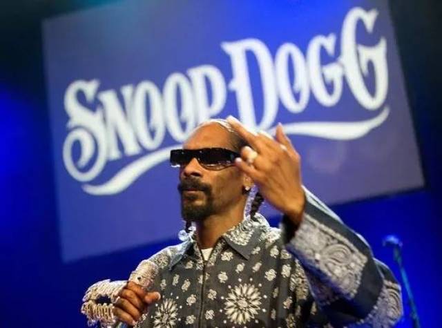 snoop dogg 从不掩饰自己的瘸帮身份: "c" 字手势,蓝色为主