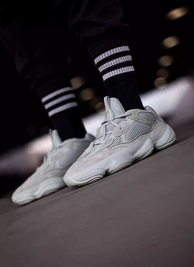 海盐yeezy 500 上脚真的帅!明天买不买?看看小编提前展示吧