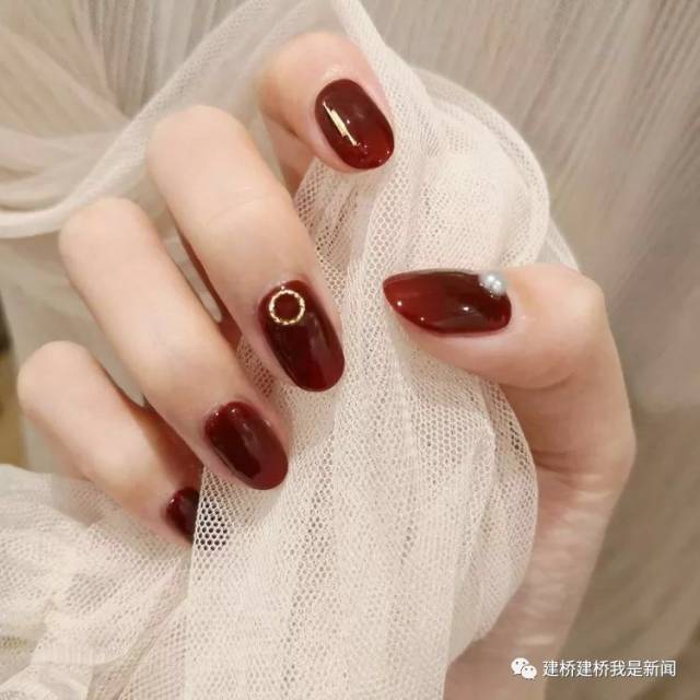 时尚潮流|来看看适合秋冬的指甲颜色吧
