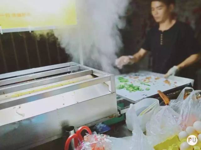 街有挺多家肠粉摊的 这家小哥的肠粉不仅料足 粉吃起来爽滑 而且