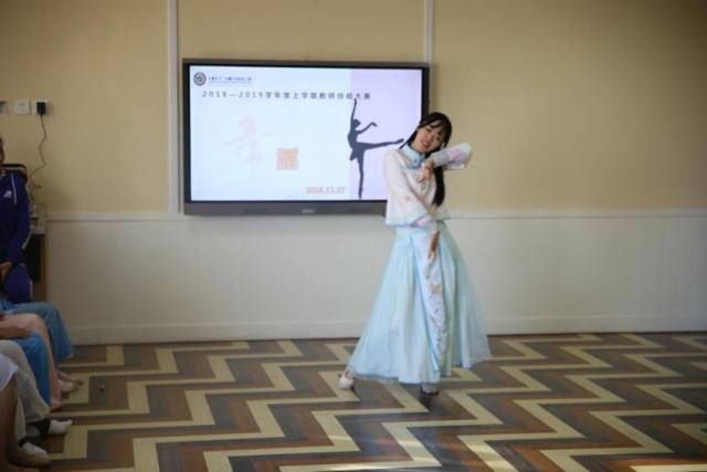 刘晨曦老师演绎民族舞《左手指月》