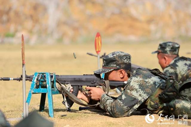 总队新兵团训练基地承训点射击训练场指挥员的一声令下,新兵快速卧倒