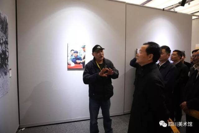 策展人冯石为省委副秘书长,办公厅主任张为人介绍作品 平志英和李杰