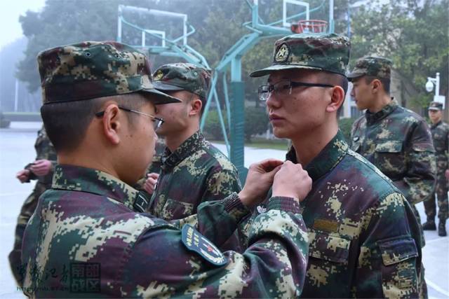 火箭军某部宣布士兵退役命令