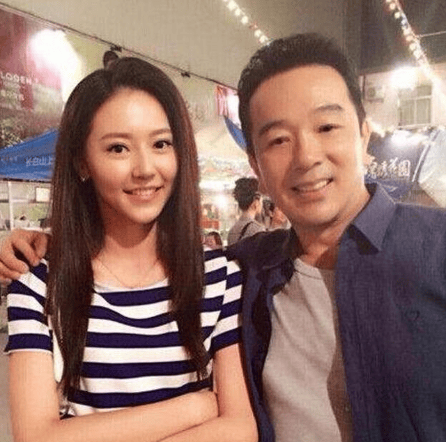对比完张晨光和刘佩琦老婆以后,网友感叹:老戏骨的眼光真没谁了