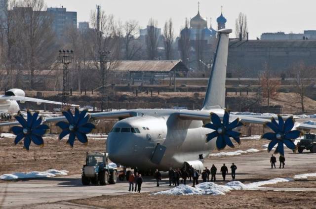 an-70是乌克兰的安东诺夫飞机设计局研制的新一代中型运输机.