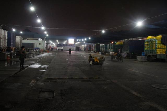 晚上8点15分,江桥蔬菜批发市场灯火通明,停满了即将卸货和没卖完货的