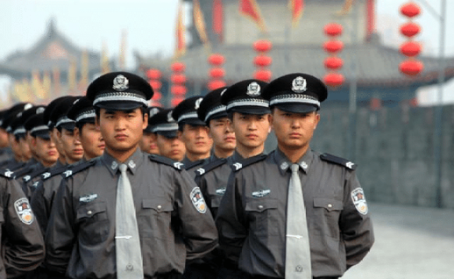 一,公安特警录用人民警察的报考年龄条件:一般不得超过25周岁.