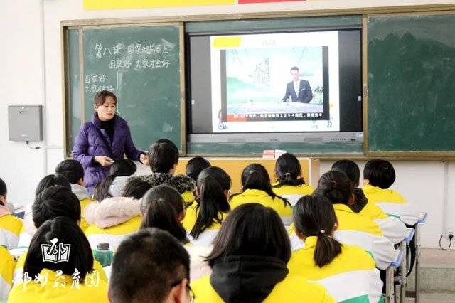 邓州解放商城学校开展教研活动为年轻教师指导教学工作