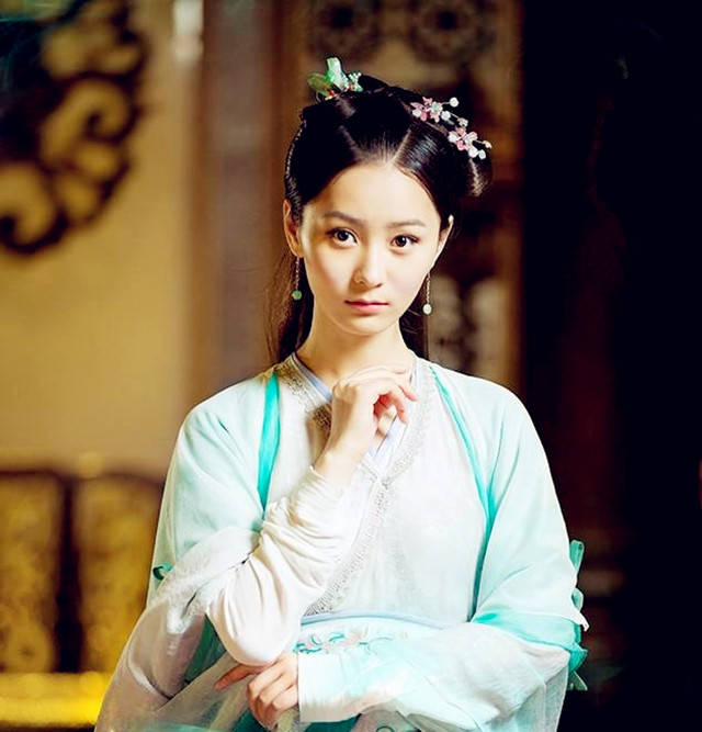 《火王》景甜的丫鬟张维娜,古装造型反成女演