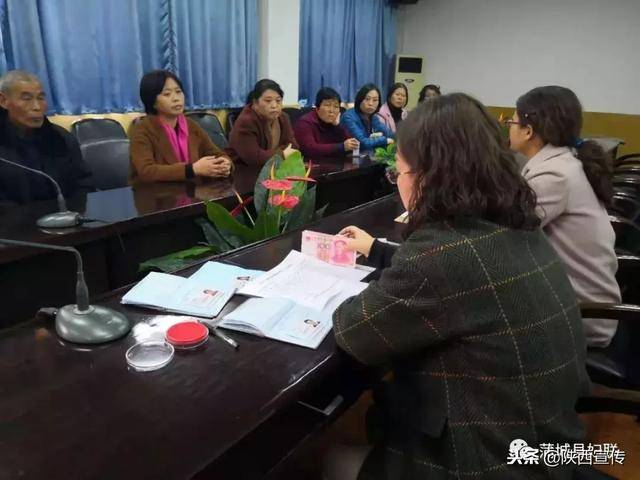 陕西蒲城县妇联发放民生项目救助金,用爱温暖