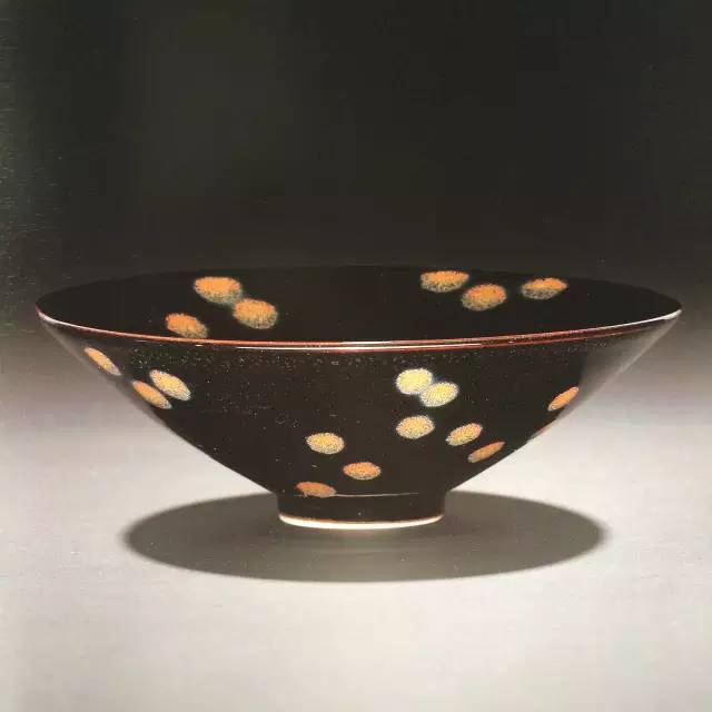 耀变油滴天目釉,是上乘名贵之釉,宋代黑釉系统的结晶釉,在黑色或黑