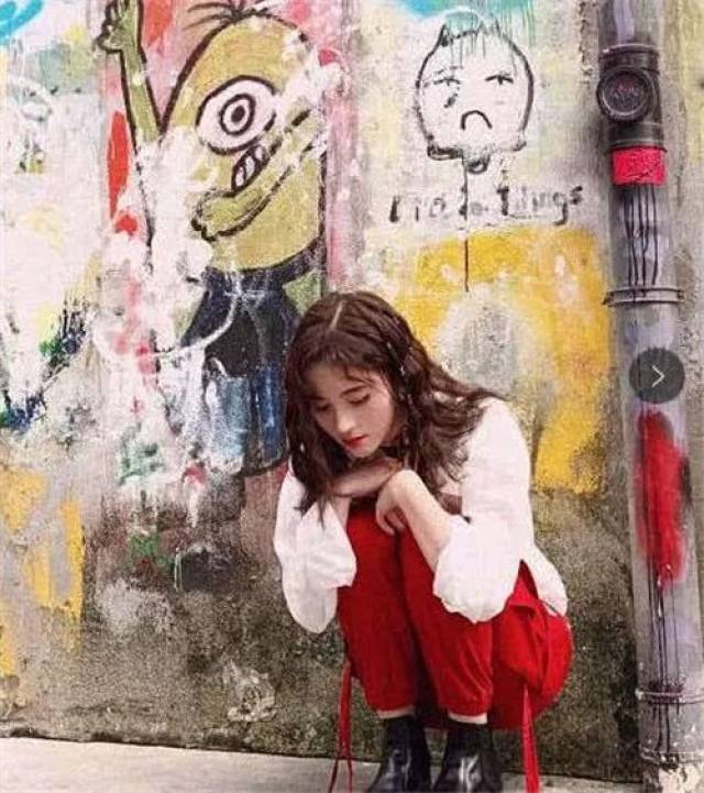 被称为"漫画美少女"的沈月也尝试过小卷发.