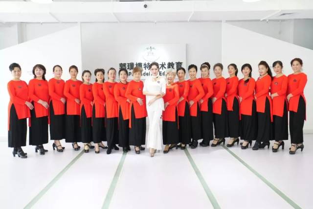 郭璞模特艺术教育自1999年成立至今,学校拥有专业的教学师资团队整体