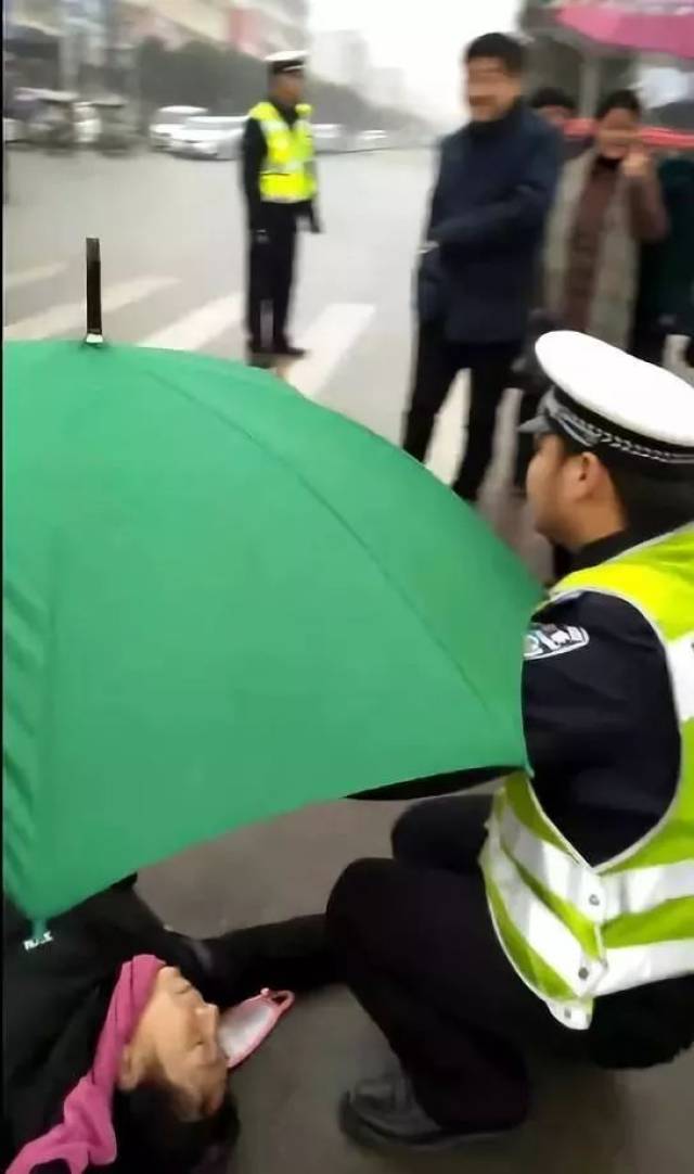 临颍:这位交警在抖音上火了