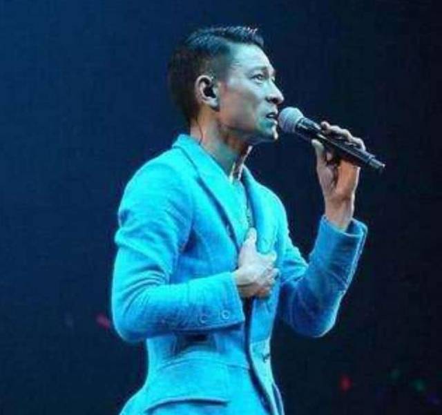 刘德华在演戏和唱歌上都是一个很有天赋的人,他也是一个对观众很负责