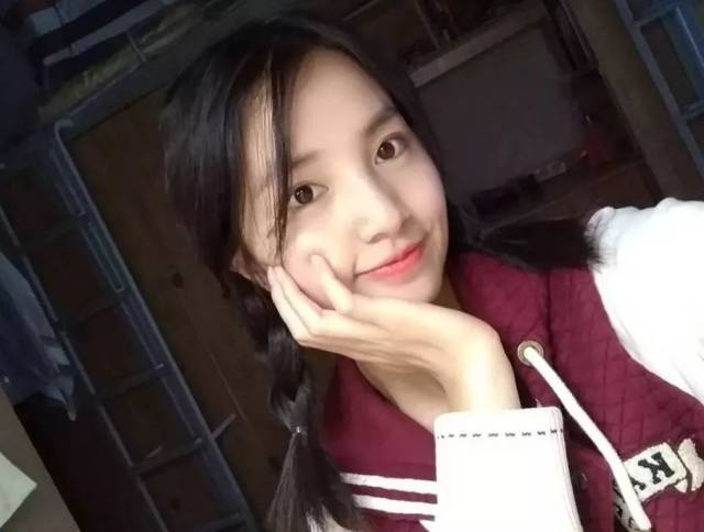 长相偏甜美的的小个子女生,偶尔会被夸小美女,不了解自己的优缺点