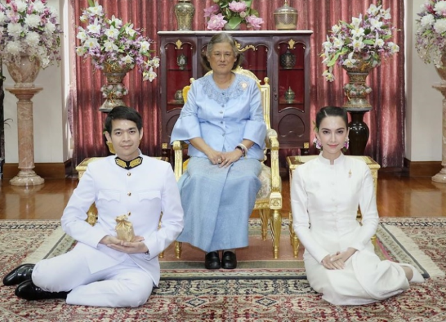 她的婚礼就太了不起了,是泰国诗通琳公主御赐的,还有皇室成员参加.
