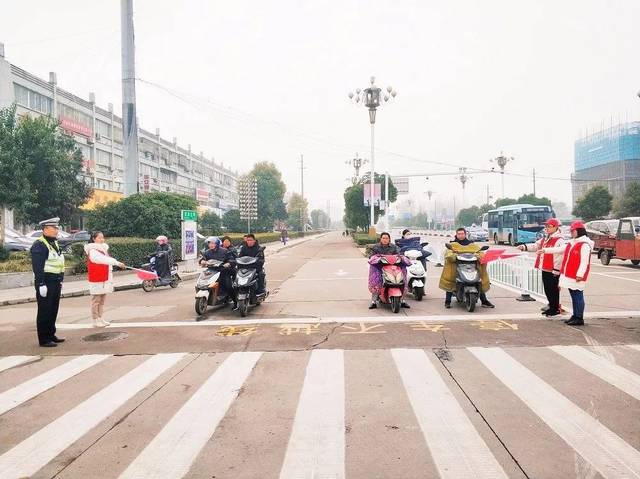 区交警大队携手大学生志愿者开展全国交通安全日宣传活动