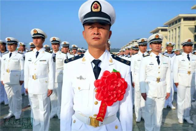 海军陆战队某旅组织退役士兵向军旗告别仪式