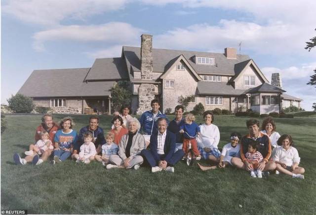 1986年,缅因州肯纳邦克港,布什一家的全家福.