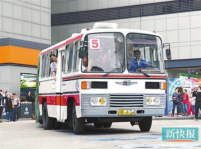 市民体验上世纪80年代的"广州牌巴士.