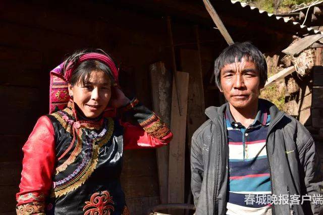 美丽的彝族山寨里,一个文盲妈妈与两个大学生女儿的故事!