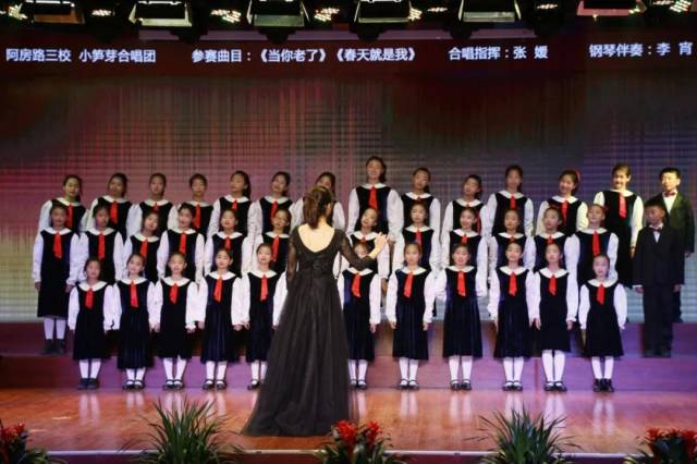 合唱歌曲的舞台表现形式多样,动作富有创意,比赛现场掌声不断,一场
