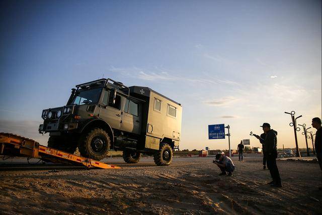 400万-阿莫迪罗攀爬者4x4越野房车,看着像奔驰g加个货箱