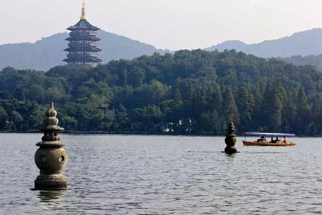 游花港观鱼,赏三潭印月,远眺雷峰塔,西湖美景尽收眼底.