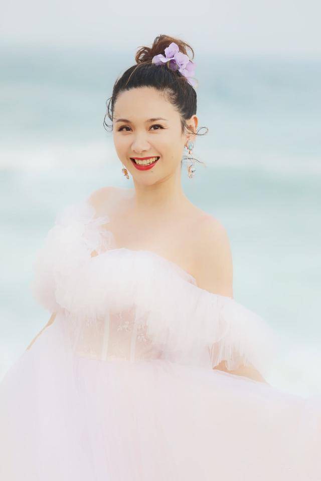郭晓冬为程莉莎拍照,调侃她是自己新签的女演员,戏好,人作!