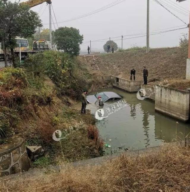 溧阳社渚同一地方又一轿车冲入河里◇上兴一辆车开进了田里◇土灶烘的