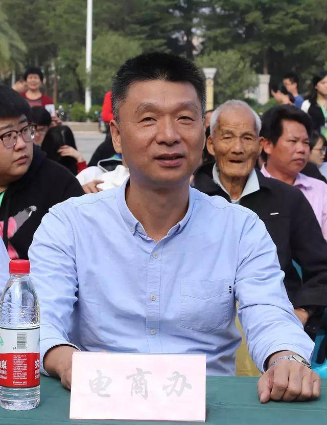 普宁市人民政府副市长方锦屏