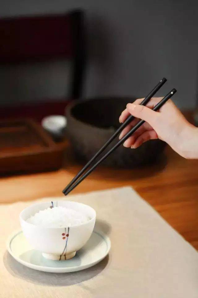 中国筷子的分量,那些无知者永远都掂量不起来!
