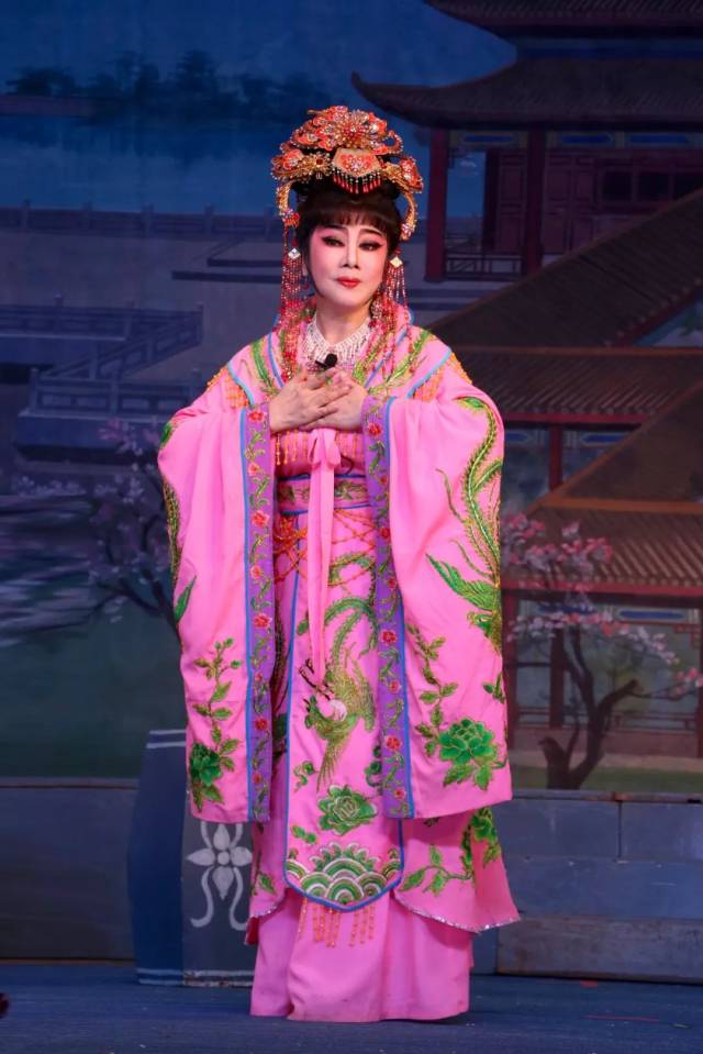 较为热台,饰演李海英的王洪娜端庄亮台,饰演契丹王的90后演员岱邦武