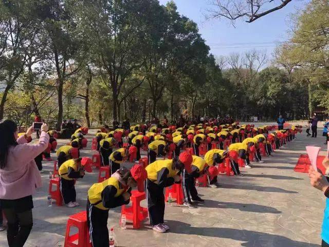 吉水县文峰小学学生赴一场暖冬的庐陵之约