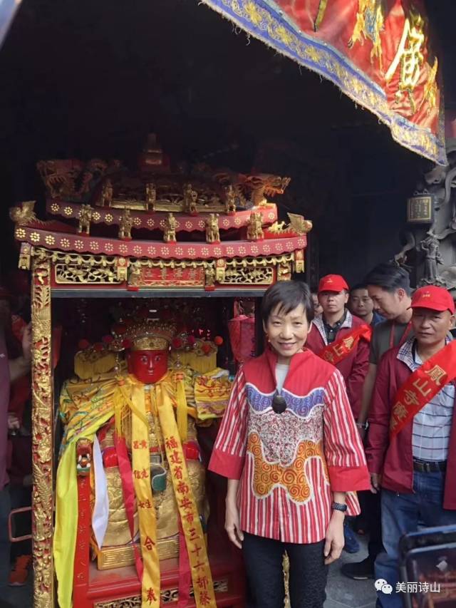 快步绕凤山寺前殿奔跑;香主,社主手持信香走进凤山寺大房里,恭迎广泽