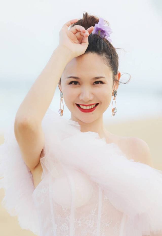 郭晓东给程莉莎拍写真说她作,甜美笑容却暴露真实年龄