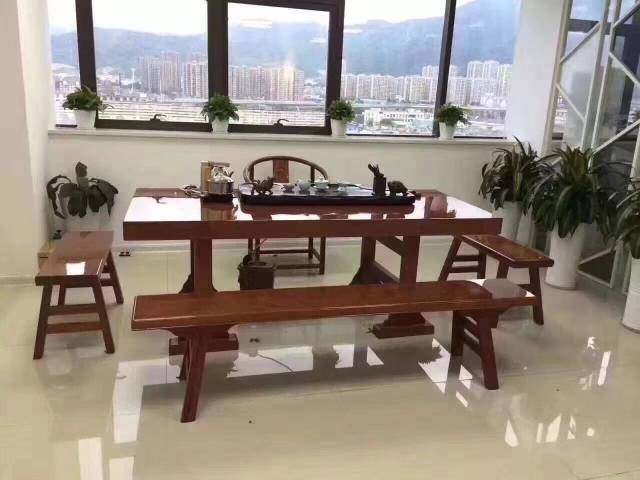 可是一块实木大板桌为什么有的能卖上万一块呢,它的价值真的有那么高