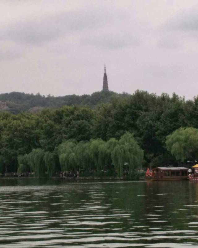 杭州西湖断桥, 有白蛇传之传说的地方, 也是旅游胜地!