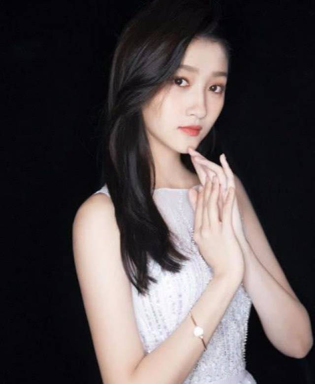 关晓彤说错鹿晗年龄,鹿晗用七个字霸气回应,网友称:太会撒狗粮