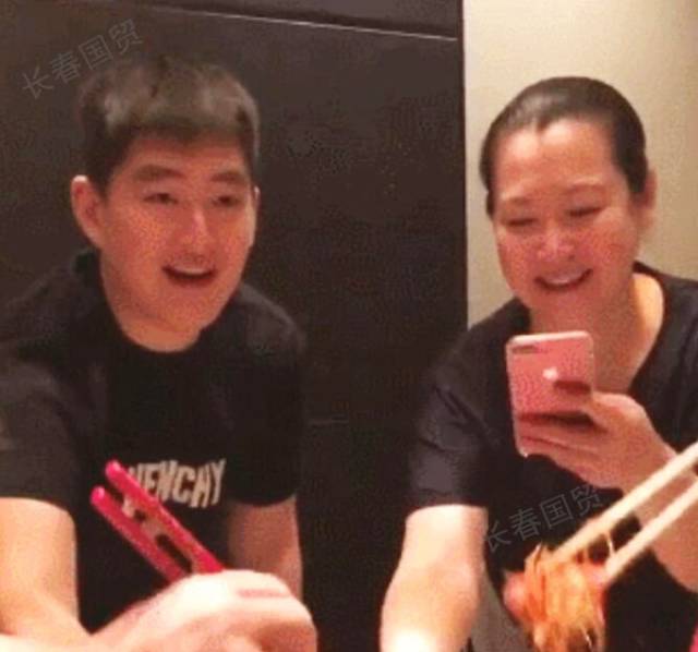 赵本山的现任妻子近照曝光 53岁笑容和蔼气质出众