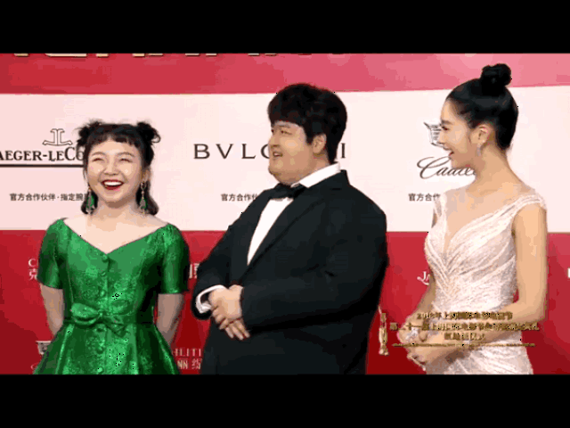 在今年的 上海电影节上 她一双 灵动会笑的小眼睛和 人畜无害的笑容