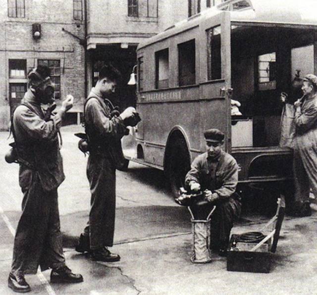 80年代中期,消防员因地制宜进行徒手攀登
