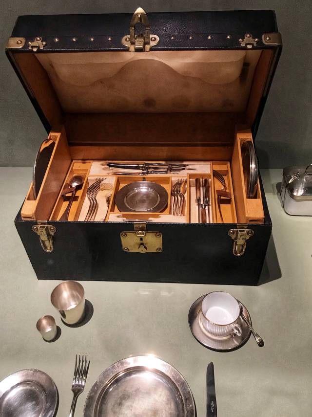 带着精美餐具去旅行.