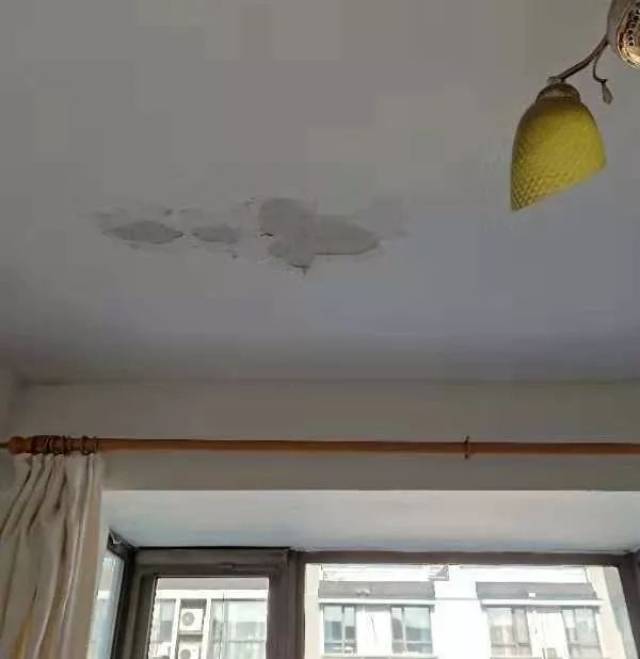次卧房顶的漏水点/受访者供