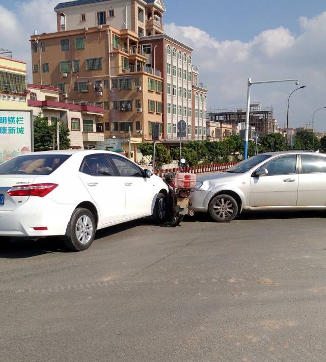 中山车祸凄惨的摩托车,被2部小车撞成"夹心饼!