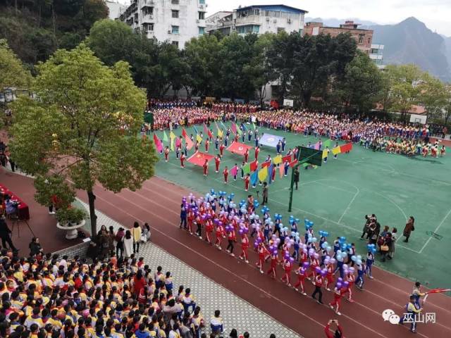 巫山南峰小学体育节开幕!找找你家孩子在哪