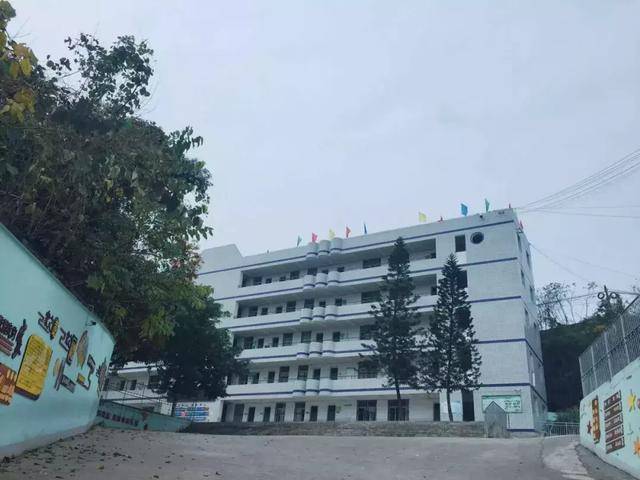 内江十四中,08年便停止了高中部招生,11年撤去高中部,曾经在这里读过