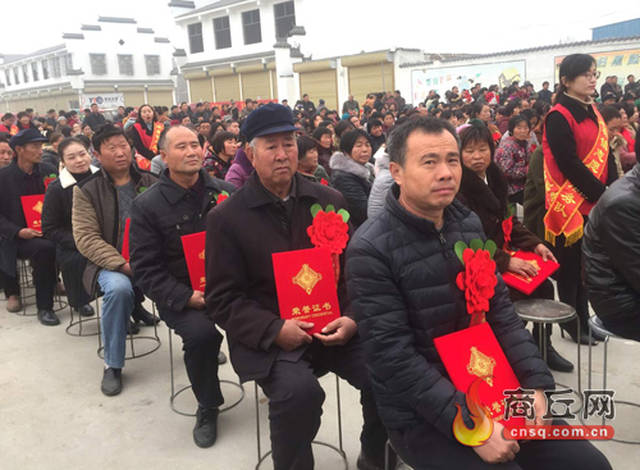 11月28日,睢阳区宋集镇召开千人"聚力乡风文明,助推乡村振兴"道德模范